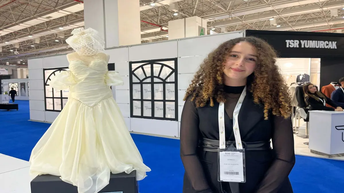 Liseliler, ipek kozasından gelinlik tasarladılar