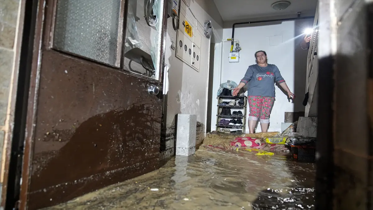 İzmir'de sağanak hayatı durdurdu