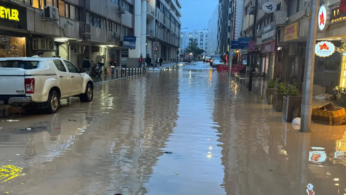İzmir’deki sağanakta bir vatandaş çukura düştü