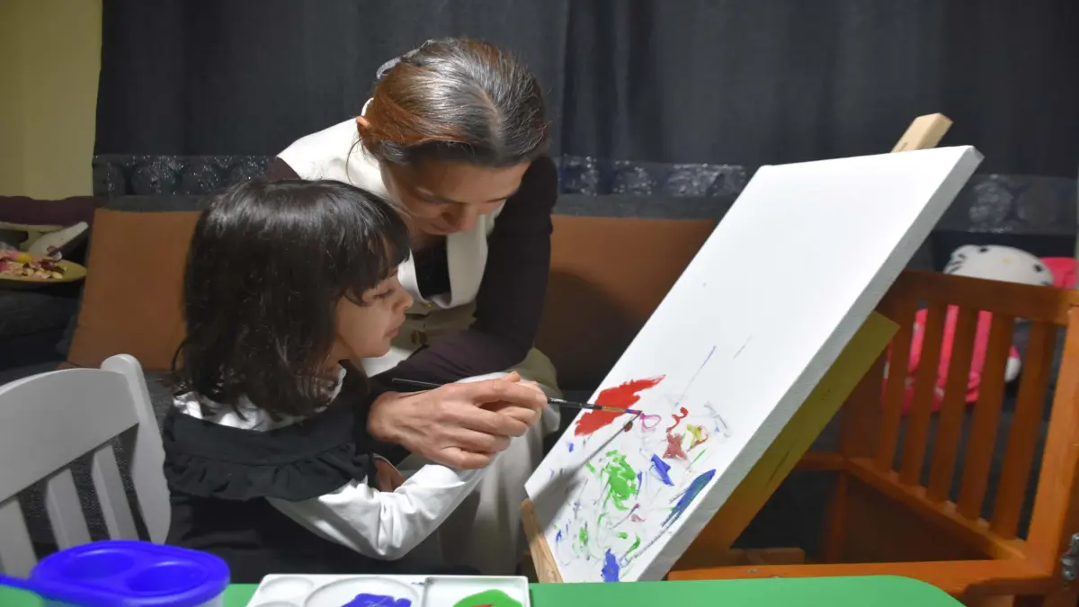 SMA'lı Esra kampanyası için resim yapıyor