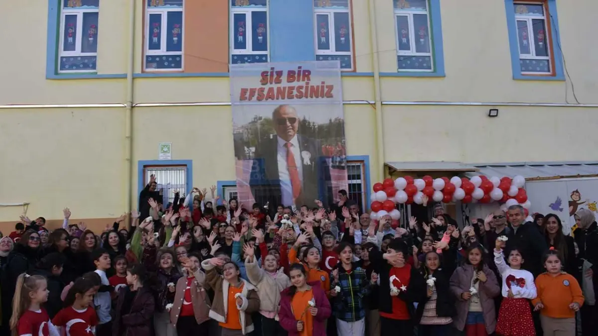 Emekliye ayrılan 39 yıllık öğretmene, görev yaptığı okulda ‘efsane’ afişli veda