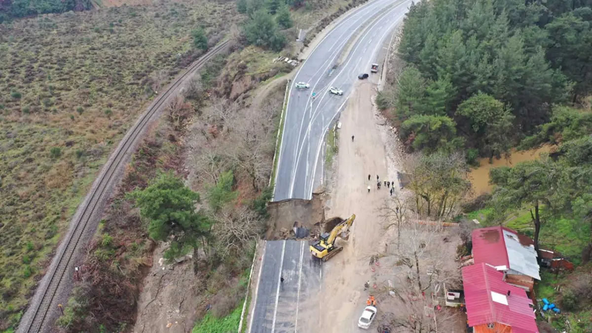 Sağanak nedeniyle çöken yol, kısmi olarak trafiğe açıldı