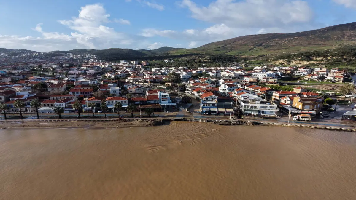 Foça'da sağanak, denizin rengini değiştirdi