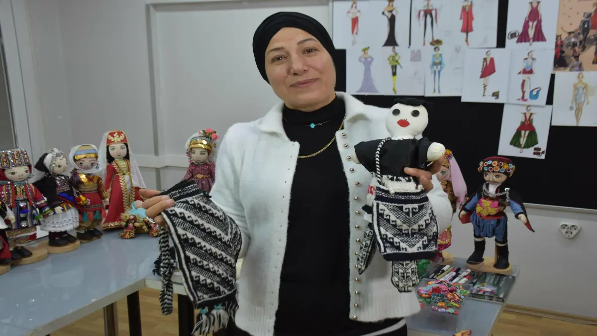 Yöresel kıyafetleri bez bebeklerde yaşatıyor