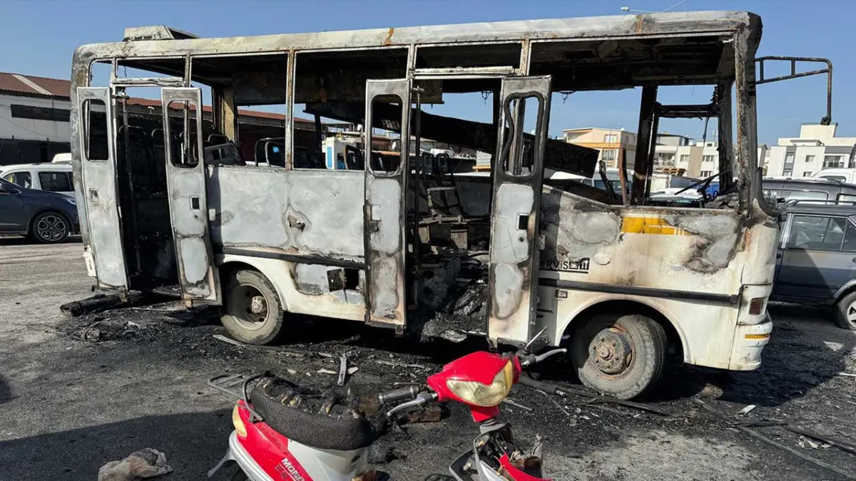 Hurda otobüsteki yangın kamerada