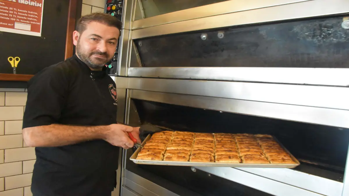 İftarların vazgeçilmezi hurmadan börek yaptı