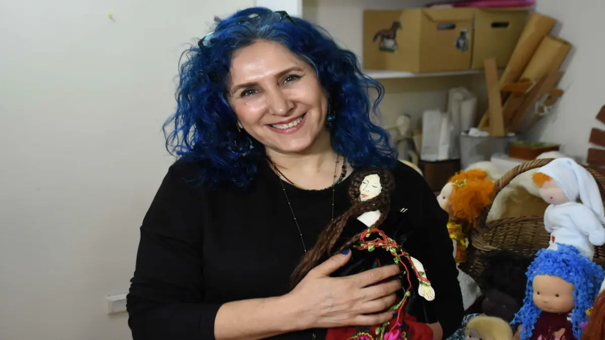 Evlat hasretini bez bebeklerle dindirdi