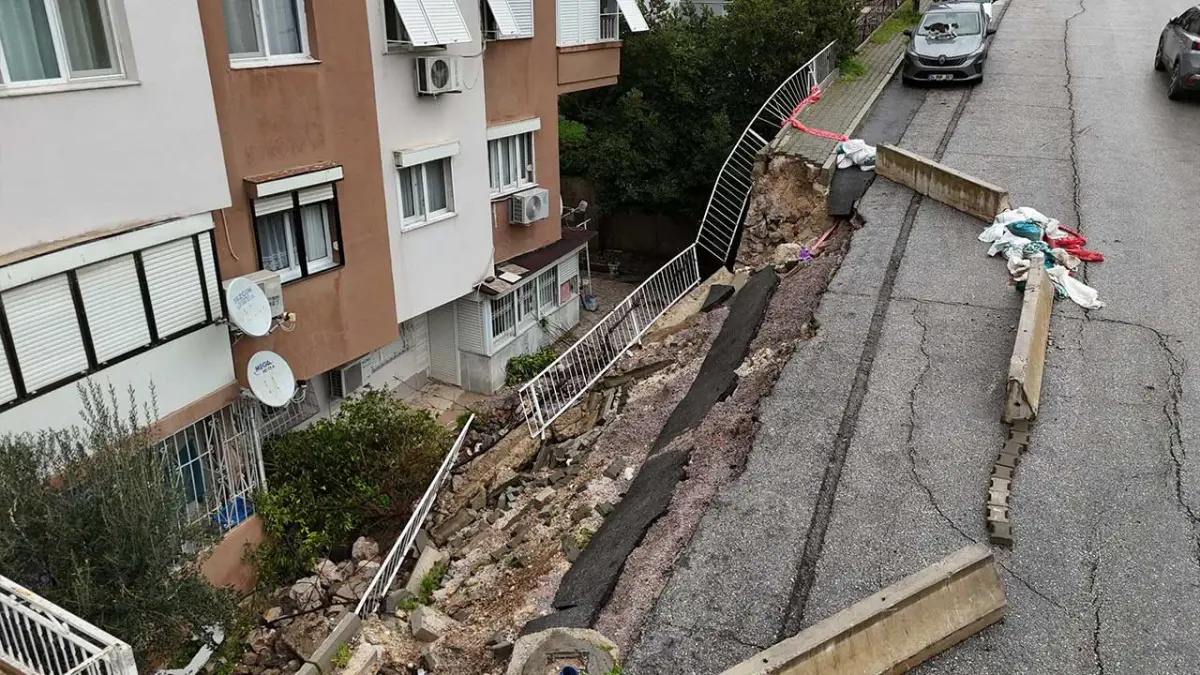 Buca'da istinat duvarı çöktü; apartman sakinleri çözüm bekliyor