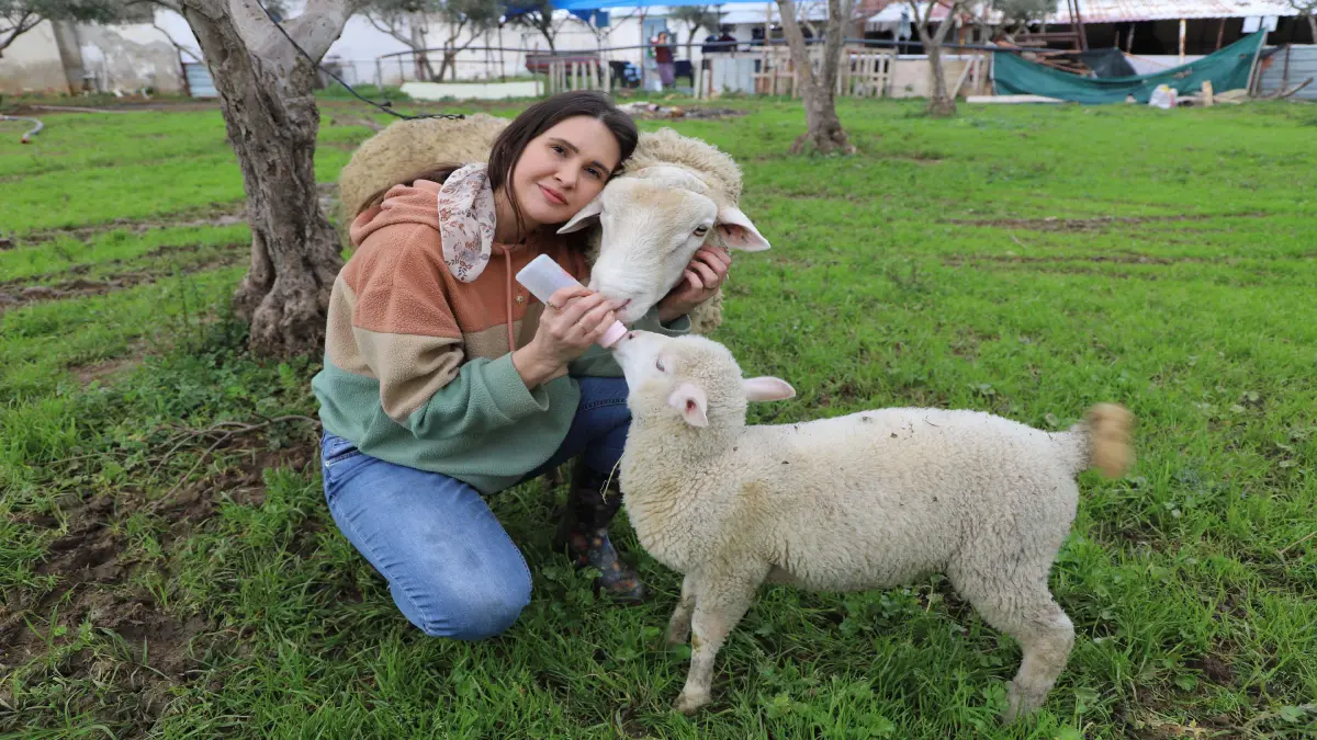 Acil serviste hastalara, çiftlikte hayvanlara şifa dağıtıyor