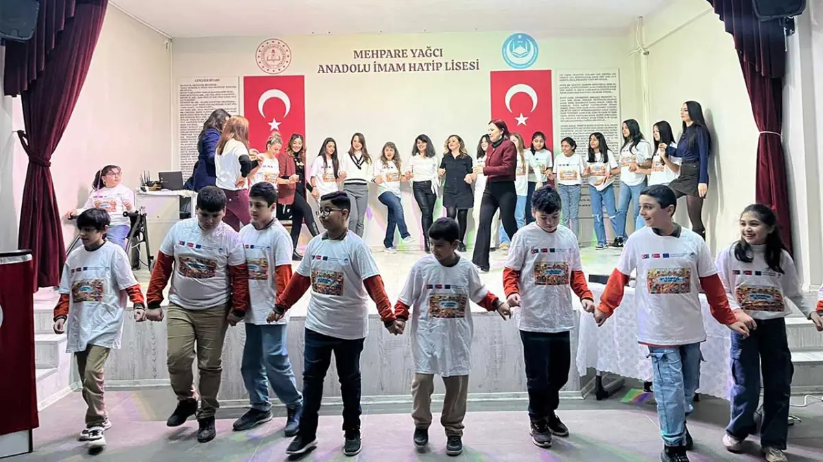 İtalyan öğretmenler zeybek oynayıp, horonu deneyimledi