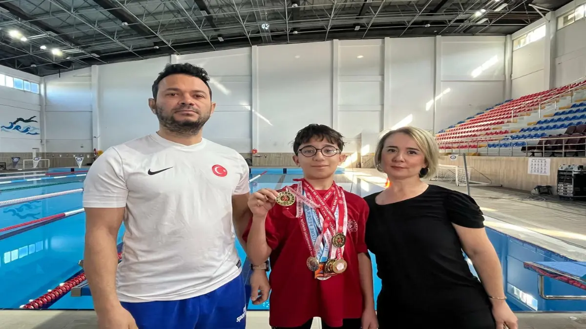 Raşitizmli para yüzücü Kayra’dan 5 branşta altın madalya