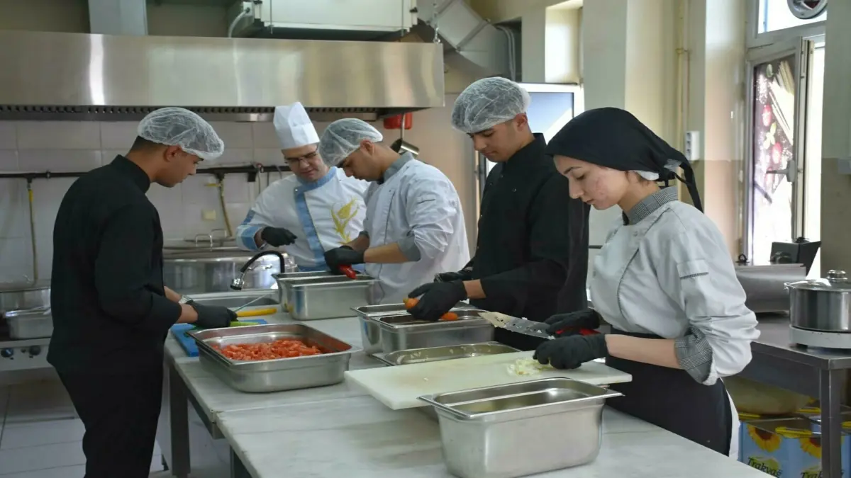 İzmir’de okuldan işçiye iftarlık ikram
