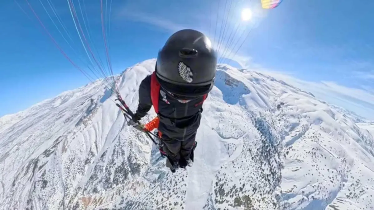 Yarasa adam Ergan Dağı Kayak Merkezi'nde uçtu