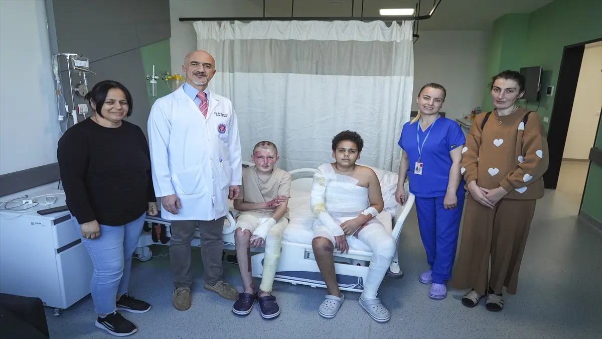 Vücutlarında yanık oluşan çocuklar yaralarını arkadaşlıkla sardı