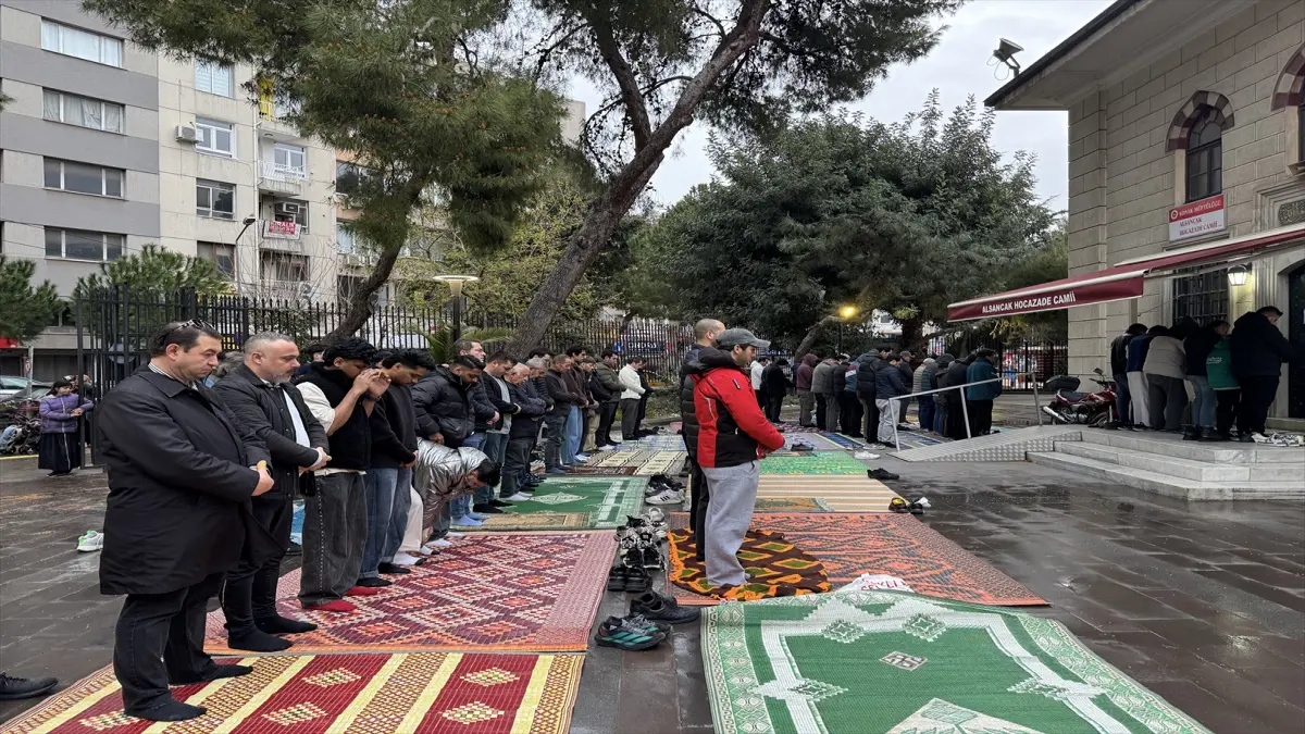 İzmir ve çevre illerde bayram namazı kılındı