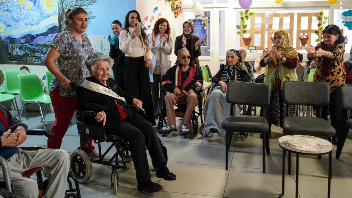 Huzurevi sakini 100. yaş gününü arkadaşları ve torunlarıyla kutladı