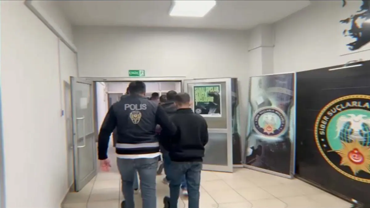 İzmir'de sahte site açıp, dolandırıcılık yapan 25 şüpheli tutuklandı