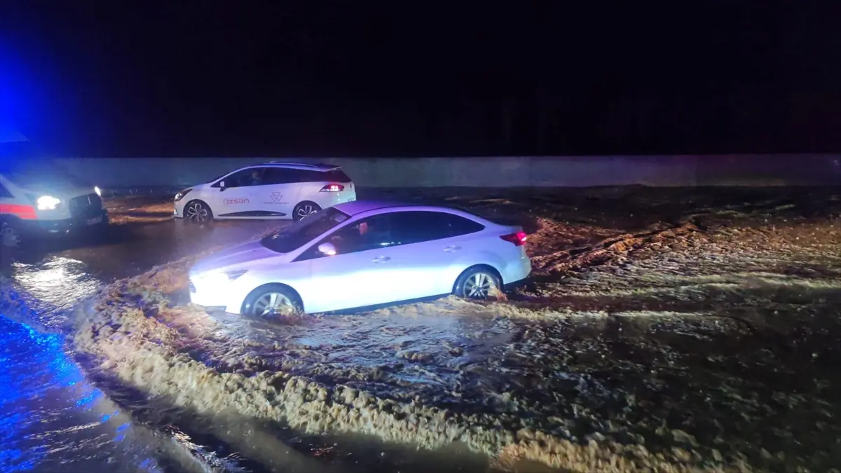 Ödemiş-İzmir yolunda su baskınları