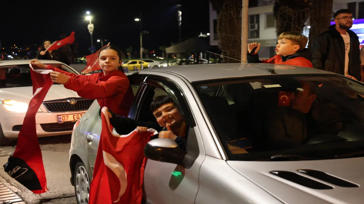 A Milli Takım'ın Dünya Kupası’na katılması İzmir'de kutlandı