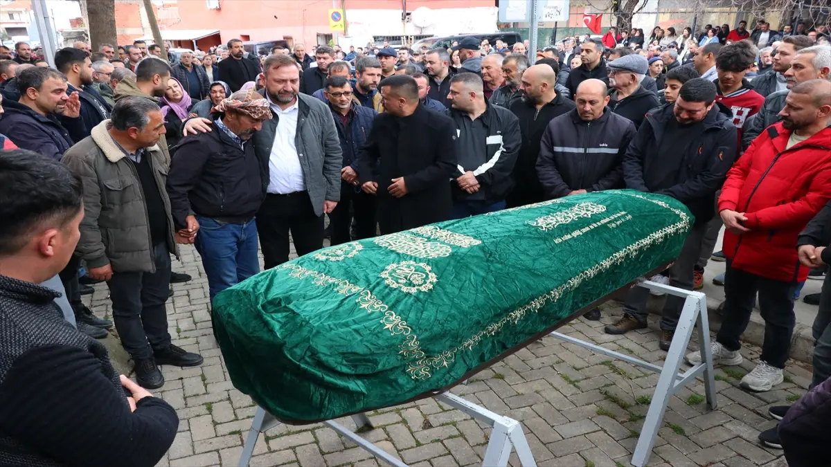 İzmir'de arıtma tesisindeki çukura düşen atık toplama kamyonunun sürücüsü öldü