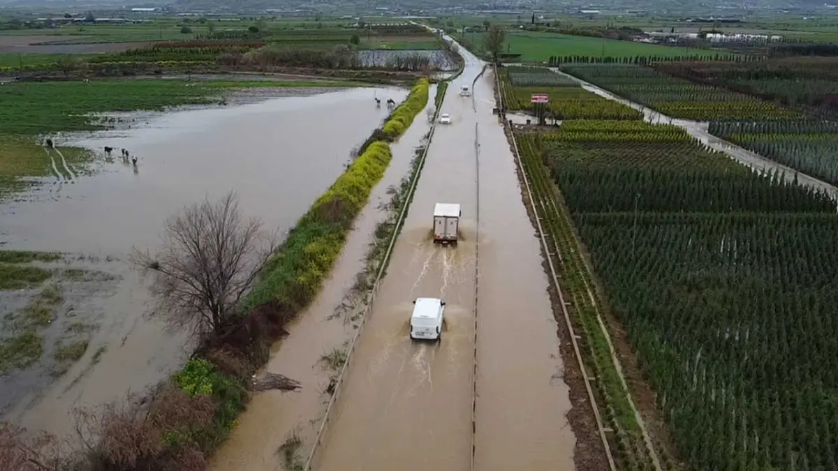 İzmir'de sağanak nedeniyle tarım arazileri ve kara yolu su altında kaldı
