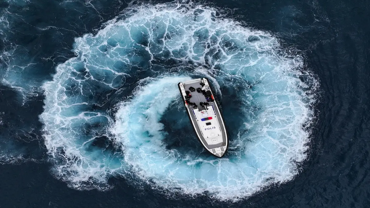 Deniz polisleri, 181. kuruluş yılı için su altında bayrak açtı