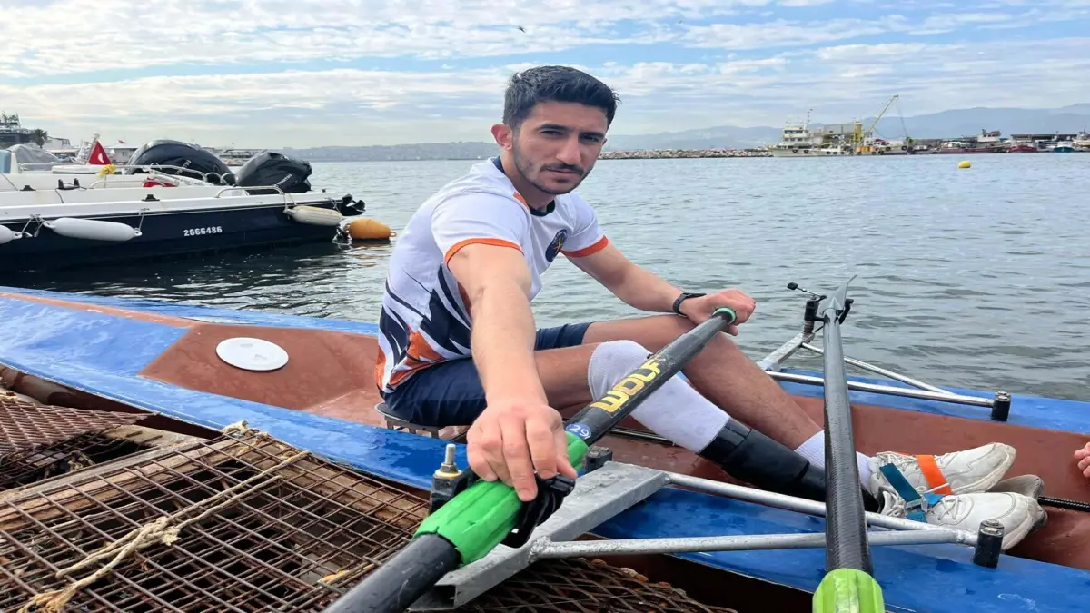 Sağ ayağını kaybetti, kürek sporuyla yaşama tutundu