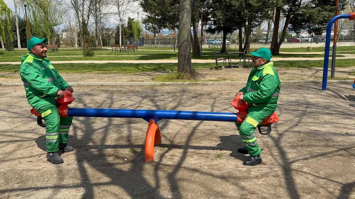 Temizlik görevlilerinin molada 'tahterevalli' eğlencesi