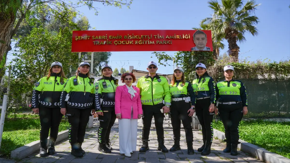 Kazada şehit olan trafik polisinin eşi, öğrencilere trafik bilinci aşılıyor