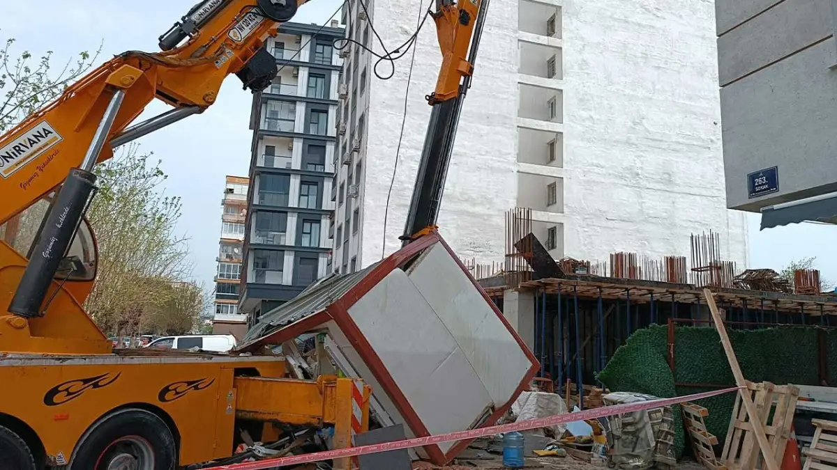 Vincin kırılan taşıma kolu, güvenlik kulübesine düştü