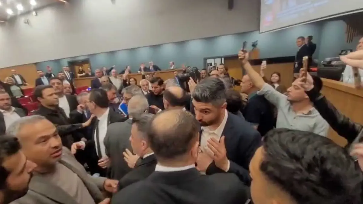 İzmir Büyükşehir Meclisi'nde kargaşa