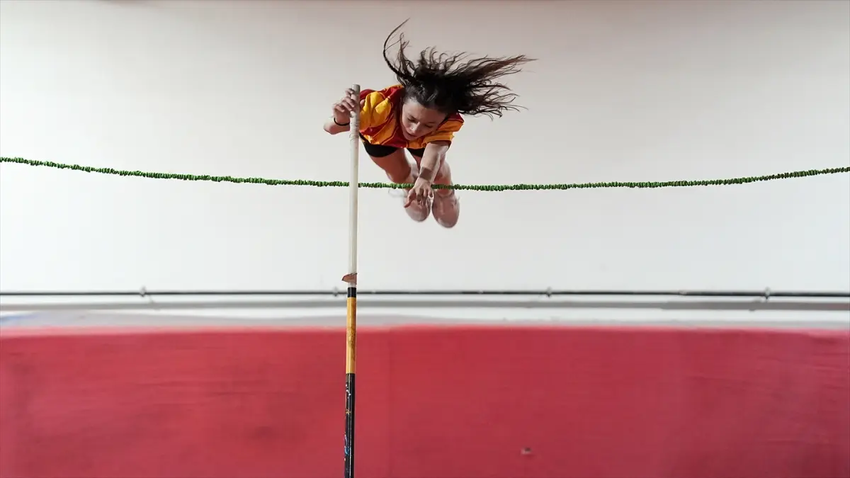 Türkiye rekortmeni Elif, zirveye göz kırpıyor