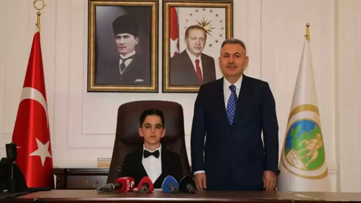 İzmir Valisi Elban, makamını 4’üncü sınıf öğrencisi Can'a devretti