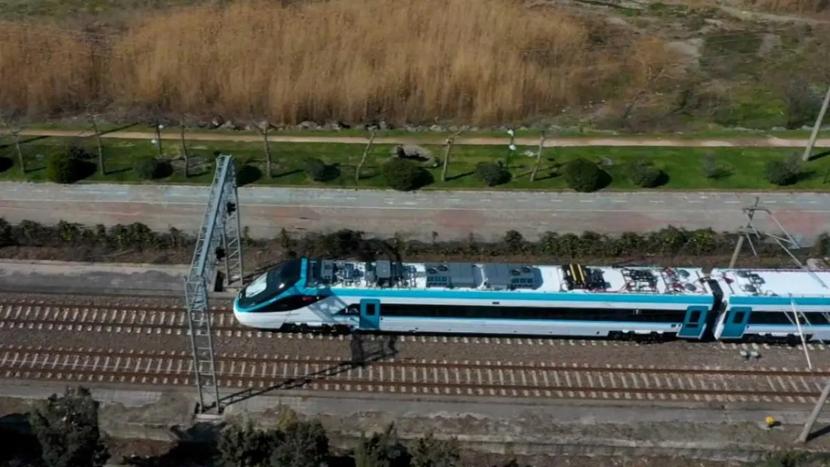 Türkiye'nin ilk hızlı treni saatte 225 kilometre hıza ulaştı