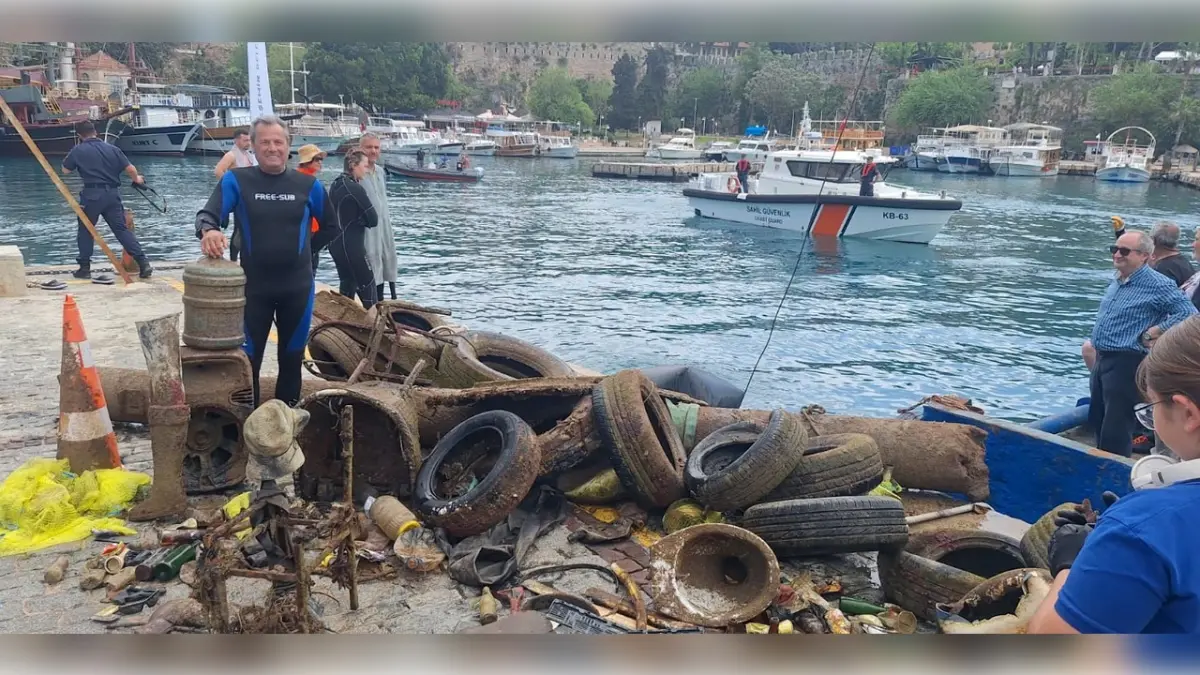 Denizden 5 ton atık çıkarıldı