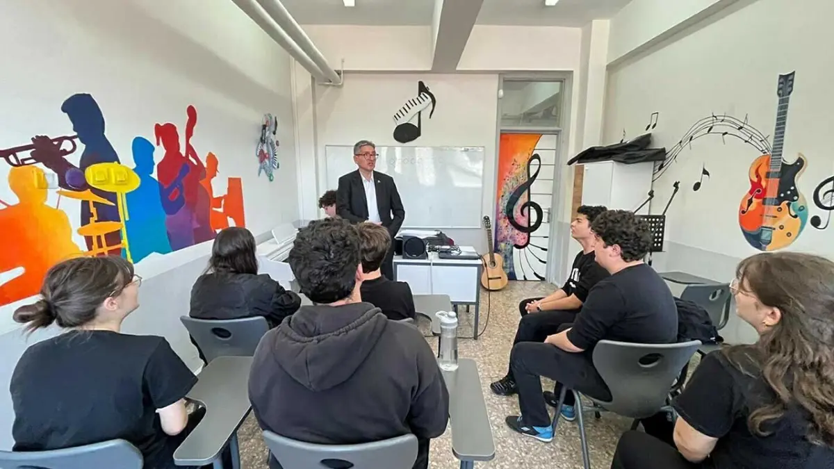 Onur öğretmen engel tanımadı, müzikle ilham oldu