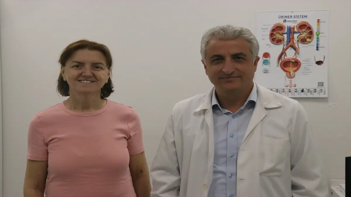 Kanser teşhisi konulan kadın hastaya ince bağırsağından mesane yapıldı