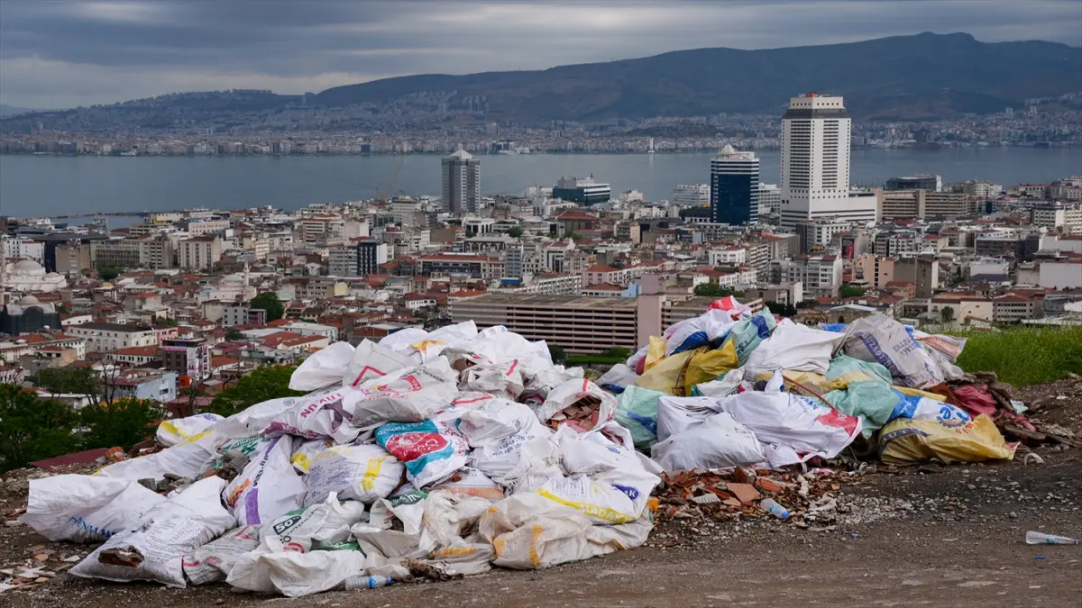 İzmir'de deniz manzaralı boş alana moloz ve çöp dökülmesine tepki
