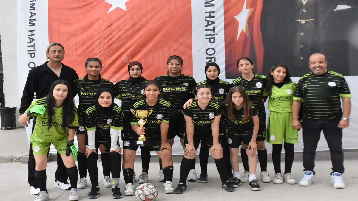 İzmir'deki kız futbol takımı beton zeminden namağlup şampiyonluğa uzandı