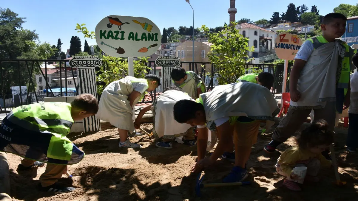 İlkokul öğrencilerinin arkeolojik kazı deneyimi