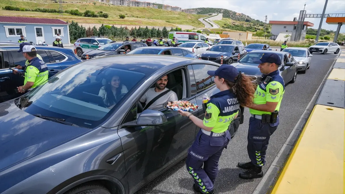 Otoyol jandarması yol güvenliği için bayram tatilinde de görev başında