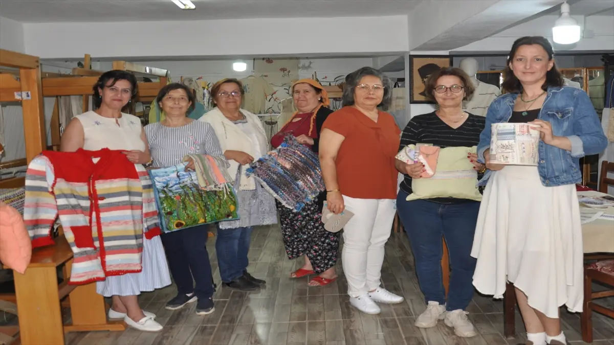 Ödemiş'te kadın kursiyerler atık poşetleri tekstil ürünlerine dönüştürüyor
