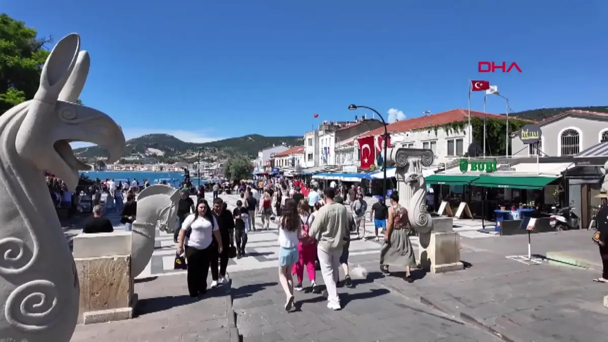Foça'da bayram yoğunluğu