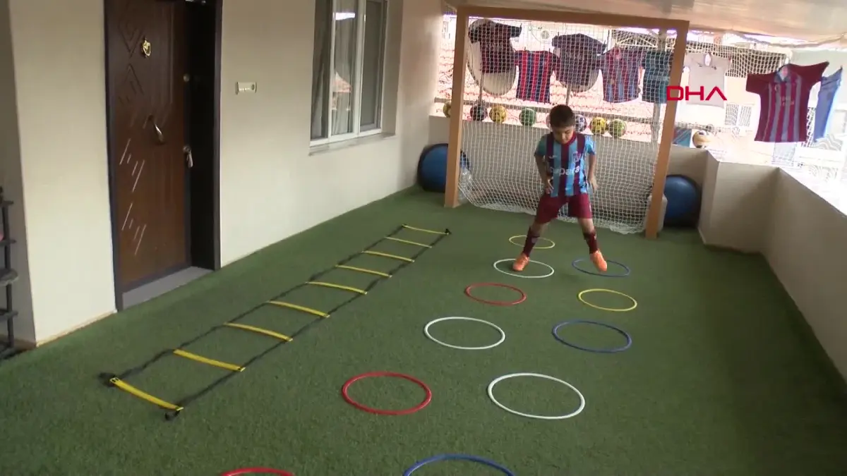 Oğlunun hayali için evinin balkonunun mini futbol sahasına çevirdi