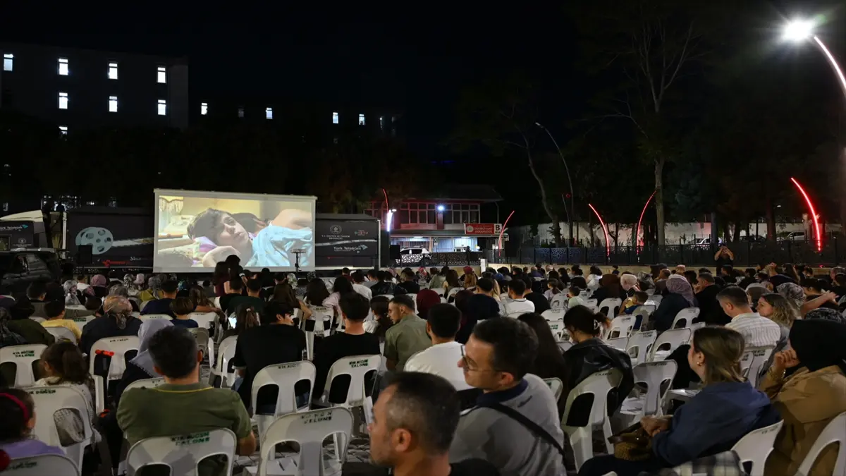 Gezen Sinema Tırı Manisa'da vatandaşlarla buluştu