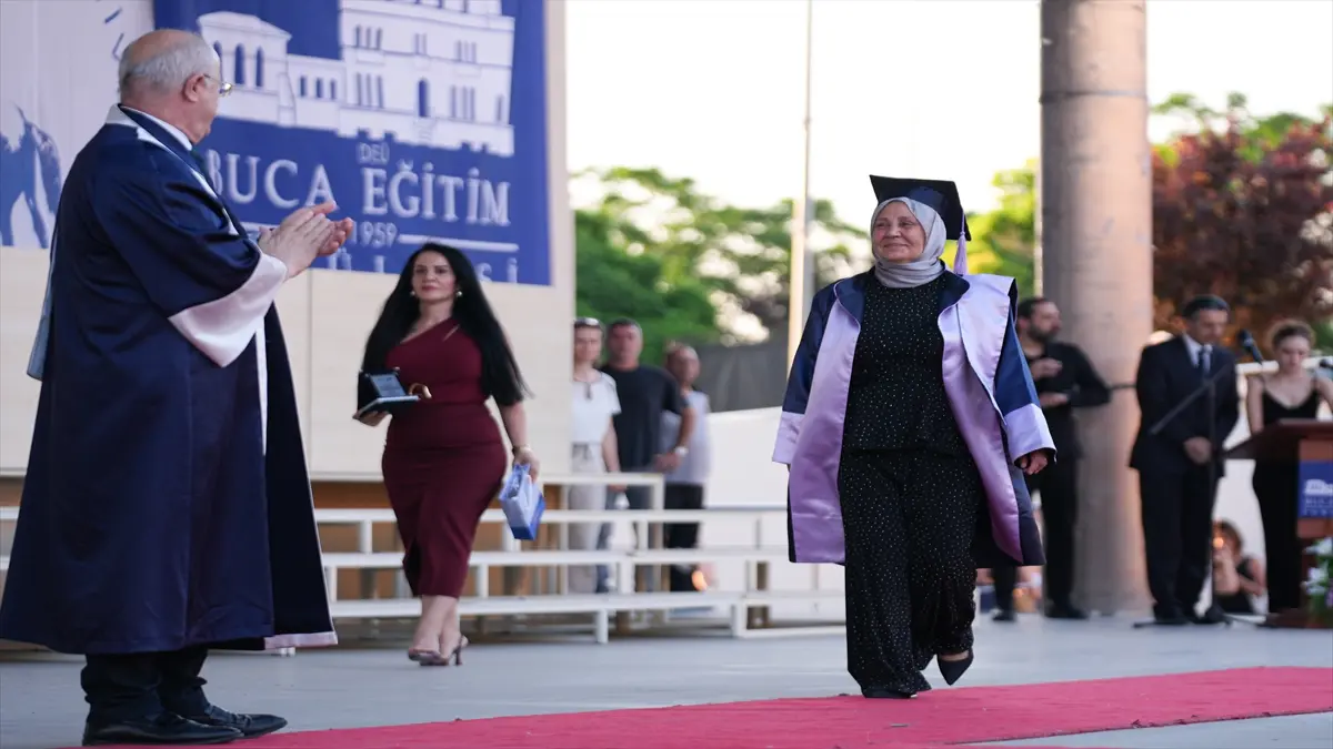 Üniversiteden 38 yıl sonra birincilikle mezun oldu