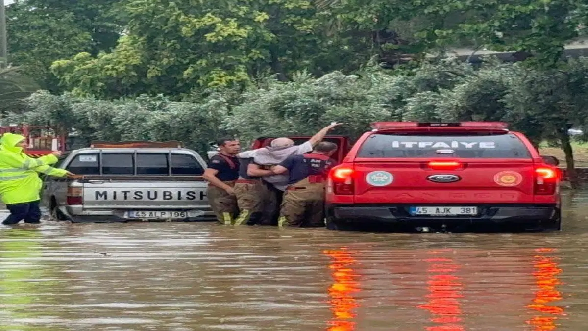 Manisa'da sağanak sele sebep oldu