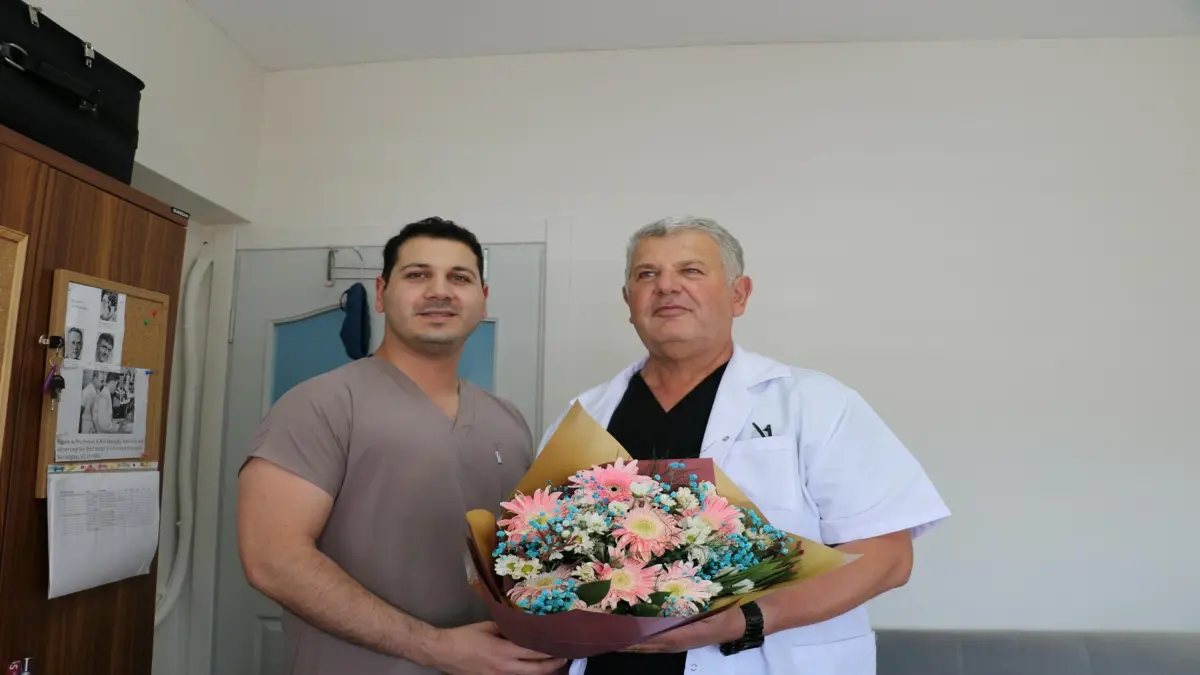 Doktor oğlundan babasına hastanede Babalar Günü sürprizi