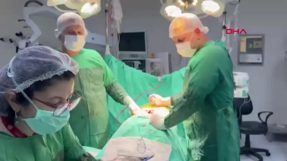 Kendisi gibi doktor olan babasına hastanede sürpriz Babalar Günü kutlaması