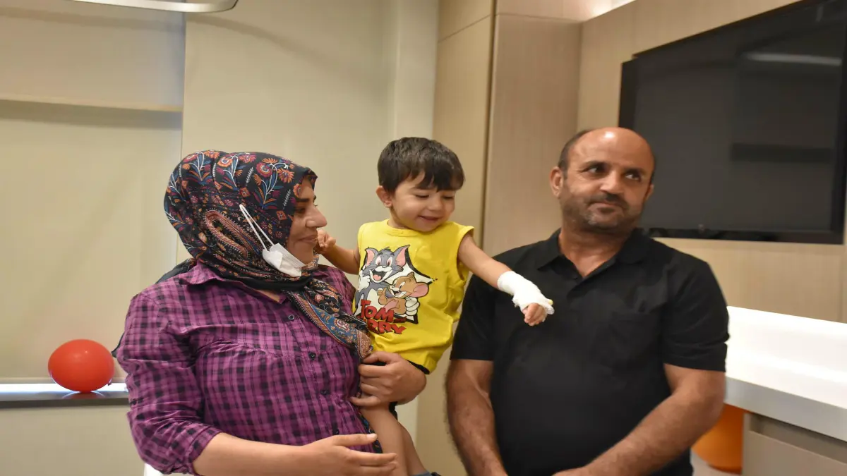 İki çocuğunu aynı hastalıktan kaybeden anne, böbreğiyle Doruk'a umut oldu